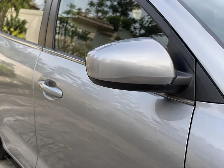 Pintu dan cermin sisi sebagai contoh pemerhatian luaran.