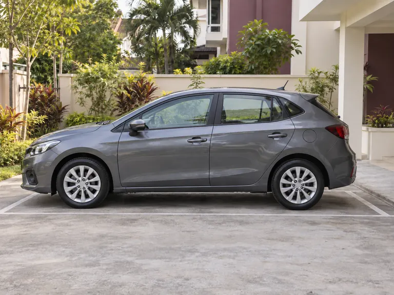 Hatchback yang diparkir untuk konteks pertanyaan.